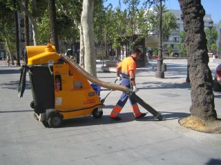 Operario de limpieza manejando una aspiradora. Operario de limpieza manejando una aspiradora.