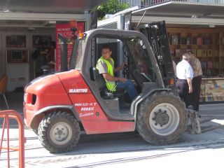 Operario manejando una carretilla elevadora.