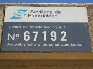 Placa de identificaci�n de un centro de transformaci�n el�ctrico