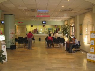 Oficina de atenci�n al cliente de una empresa. El empresario debe garantizar la seguridad de trabajadores y usuarios.