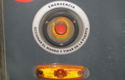 Pulsador de emergencia para apertura de puertas.