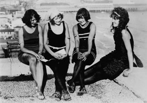 mujeres en la playa 1922