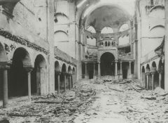 Interior de sinagoga destruida