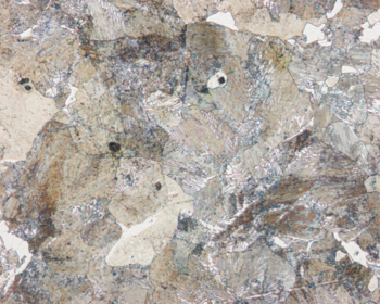 Microestructura del acero al carbono, cristales oscuros de perlita