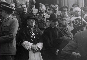 Eclesiásticos y militares en una visita oficial de Franco Eclesiásticos y militares en una visita oficial de Franco