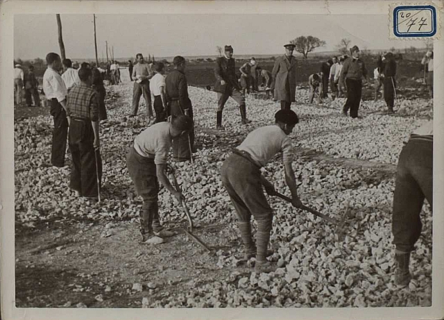 Trabajos forzados en una campo de concentración Trabajos forzados en una campo de concentración