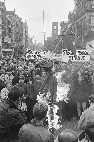 Manifestación en Amsterdam contra la dictadura franquista